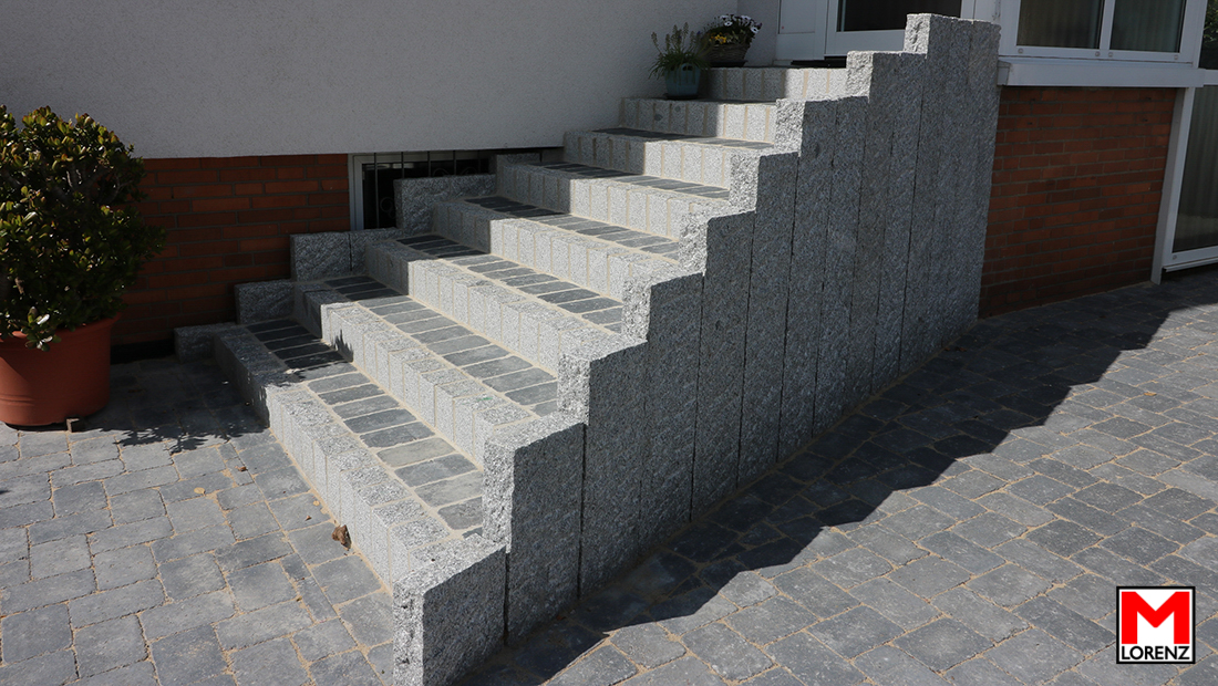 Treppe mit Graniteinfassung